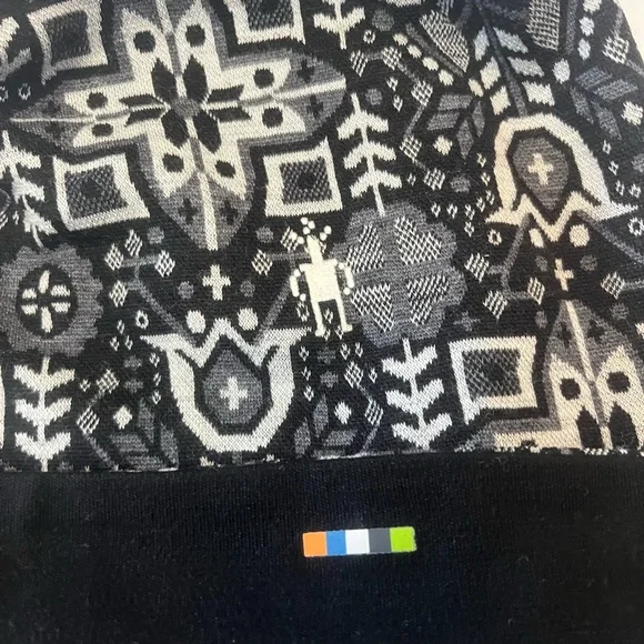 Smartwool Adult Black and White Geometric Beanie and  Gator Set. Like New - Picture 2 of 6